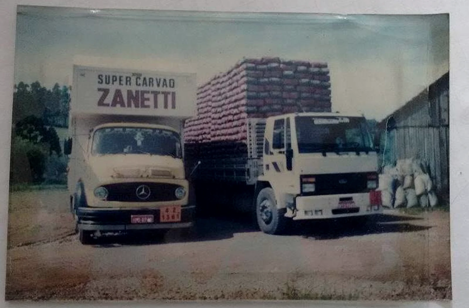 Registro histórico de caminhões e sacos de carvão da empresa Zanetti